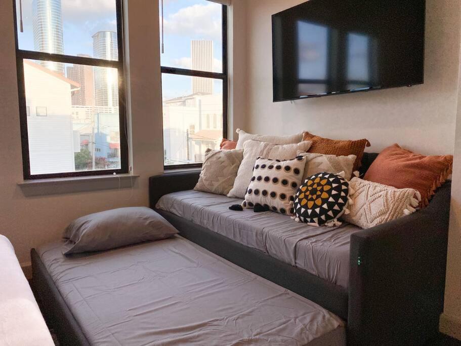Urban Jungle Retreat In The Htx Skyline Houston