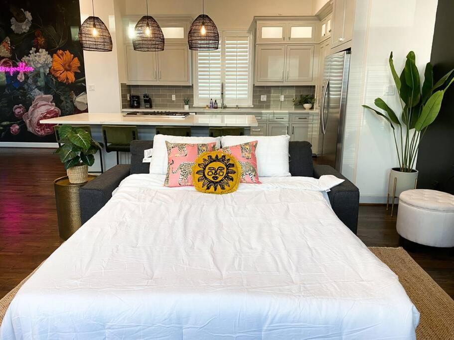 Urban Jungle Retreat In The Htx Skyline Tatil Evi