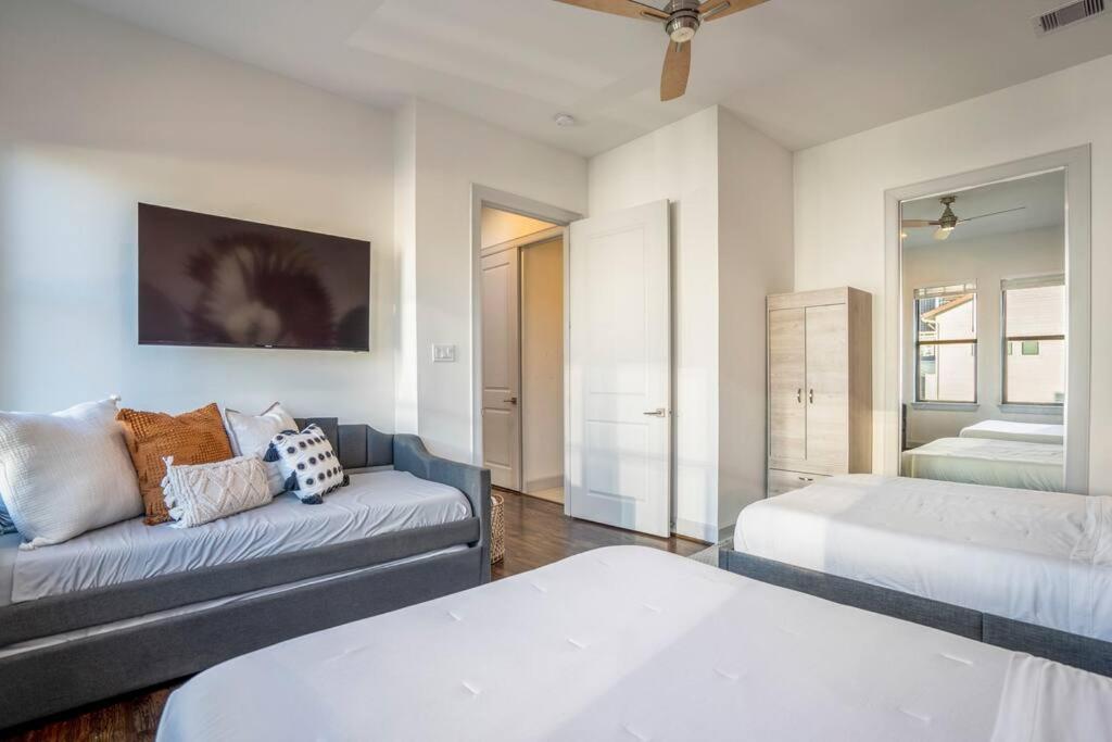 Urban Jungle Retreat In The Htx Skyline Tatil Evi